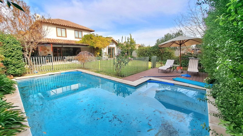 Imagen de Venta Casa en Colina - A PASOS COLEGIO SAN ANSELMO Y ALEMAN - 180 m² - 5D - 4B (Cod. 38508)