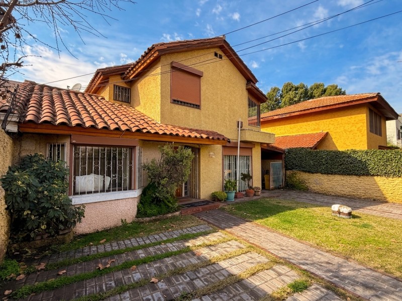 Imagen de Venta Casa en Las Condes - FUENTE OVEJUNA/ CRISTOBAL COLON/ MALL PLAZA LOS DOMINICOS - 130 m² - 4D - 4B (Cod. 38721)