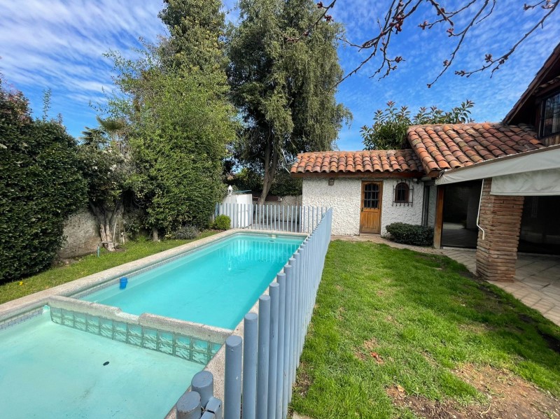 Imagen de Arriendo Casa en Vitacura - LAS HUALTATAS/LA AURORA - 165 m² - 5D - 3B (Cod. 39581)